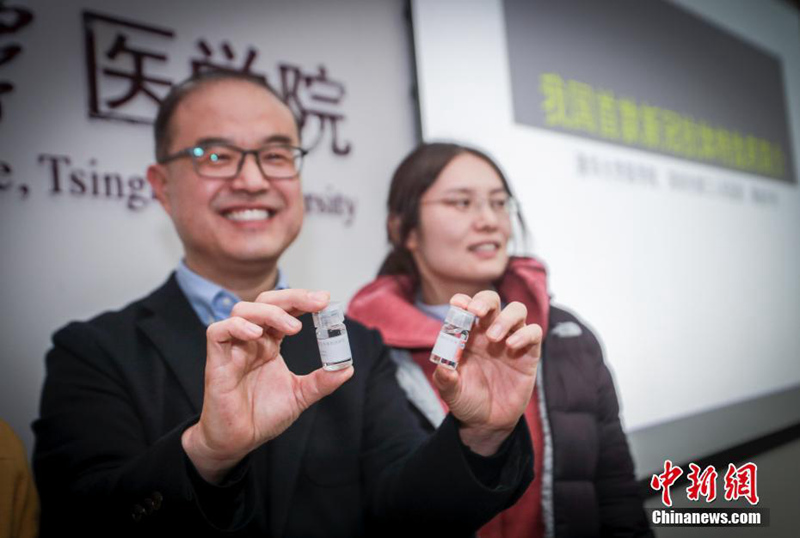 Picha hii inaonesha Profesa Zhang akionesha sampuli za dawa hiyo. (Chinanews/Jia Tianyong)