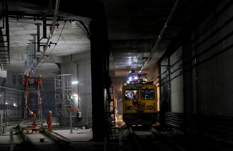 Mafundi wakifanya majaribio ya treni za ardhini katika njia Na. 18 ya treni ya ardhini huko Shanghai Mashariki mwa China, Aprili 26, 2021. (Xinhua/Fang Zhe)