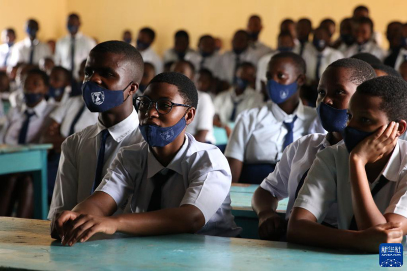 Wanafunzi wakitazama sherehe za ufunguzi wa Michezo ya Olimpiki ya Majira ya Baridi ya Beijing kwenye shule moja ya  Kigali, Mji Mkuu wa Rwanda Februari 4. (Picha/Xinhua)