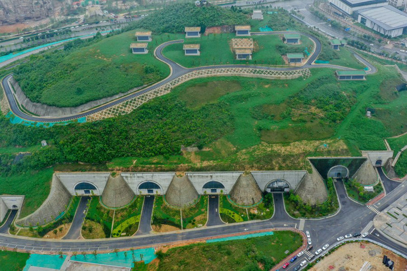 Picha iliyopigwa kutoka angani Mei 24, 2021 ikionesha kituo cha data cha Tencent kilichoko Eneo Jipya la Gui’an, Mkoa wa Guizhou, Kaskazini Magharibi mwa China. (Xinhua/Ou Dongqu)