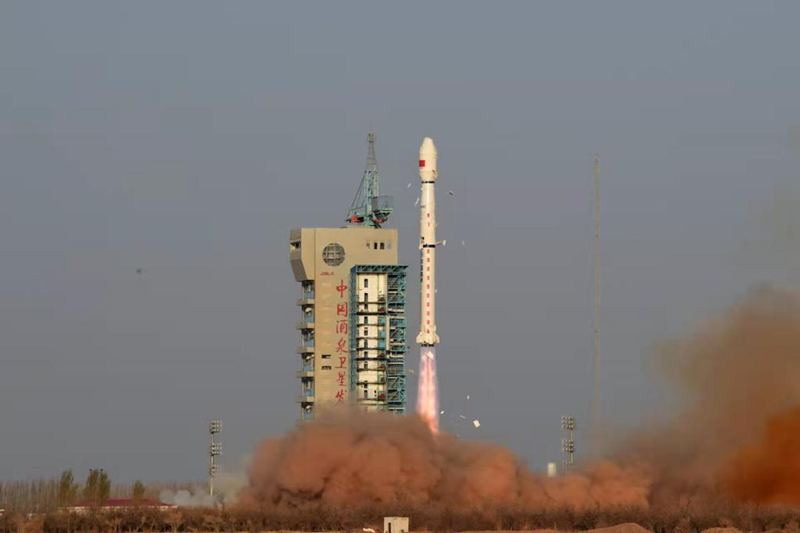 Roketi za Changzheng 4C zilizobeba satelaiti Gaofen-3 03 zikiruka kutoka Kituo cha Kurusha Satelaiti cha Jiuquan, Kaskazini Magharibi mwa China, Aprili 7, 2022. (Xinhua)