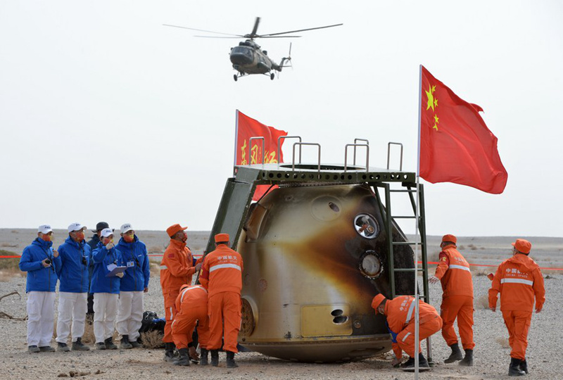 Chombo cha kurudi kwenye ardhi ya dunia cha chombo cha Shenzhou No. 13 cha kubeba binadamu kwenye anga ya juu kikitua kwa mafanikio kwenye uwanja wa Dongfeng wa Mkoa unaojiendesha wa  Mongolia ya Ndani Tarehe 16, Aprili, 2022,. (Picha/Xinhua)