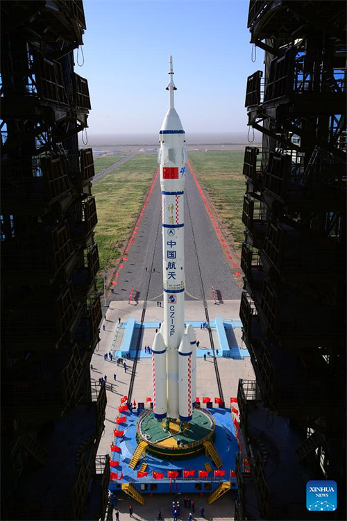 Vyombo vya muunganisho wa chombo cha kubeba binadamu cha anga ya juu cha Shenzhou No.14 na roketi ya kubeba chombo cha Changzheng No.2 F vimewasilishwa hadi kwenye eneo la kurusha vyombo kwenye anga ya juu katika Kituo cha Kurushia Satelaiti cha Jiuquan, Kaskazini-Magharibi mwa China, Mei 29, 2022. (Picha na Wang Jiangbo/Xinhua)