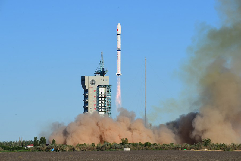 Roketi ya  Changzheng No. 4 C iliyobeba satelaiti ya Fengyun-3 E (FY-3E) ikirushwa  kutoka Kituo cha Urushaji wa Satelaiti cha Jiuquan Kaskazini-Magharibi mwa China, Julai 5, 2021. (Picha na Wang Jiangbo/Xinhua)