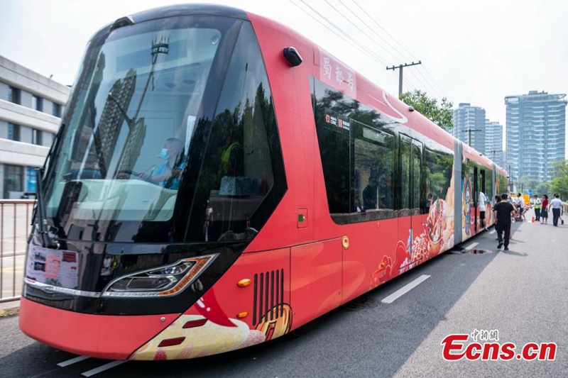 Treni “Shudu” yenye rangi nyekundu ambayo ni alama ya utamaduni wa eneo la Sichuan likisimama kwenye kituo cha treni huko Chengdu, Mkoa wa Sichuan wa Kusini Magharibi mwa China. (Picha/ChinaNews)