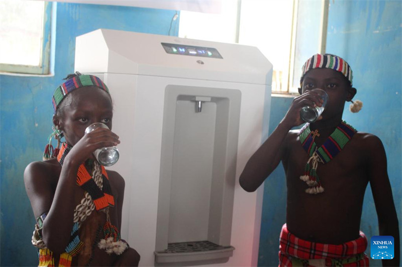 Juni 22, 2022, wanafunzi wa shule ya msingi ya Jimbo la Kusini la Ethiopia wakikunywa maji safi yanayotolewa kwenye chombo cha kutengeneza maji safi kwa teknolojia ya hali ya juu vilivyochangiwa na mashirika ya China. (Xinhua) 