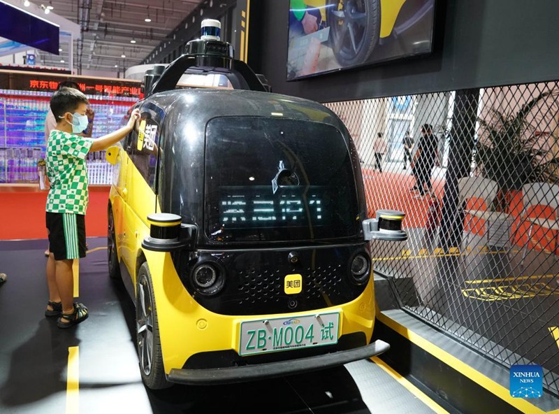 Gari la kubebea mizigo linalojiendesha lenyewe likionyeshwa kwenye Maonesho ya Mkutano wa Kimataifa wa Roboti (WRC) 2022 uliofanyika Beijing, Mji Mkuu wa China, Agosti 20, 2022. Zaidi ya seti 500 za roboti kutoka makampuni 130 zilionyeshwa kwenye Maonesho ya Mkutano wa Kimataifa wa Roboti (WRC) 2022 uliofanyika Beijing, kati ya roboti hizo, zaidi ya 30 zilionyeshwa kwa mara ya kwanza duniani.  Mkutano huo wa roboti, uliofanyika kuanzia Agosti 18 hadi 21, ulijumuisha kongamano, maonyesho na mashindano ya roboti. (Xinhua/Ren Chao)