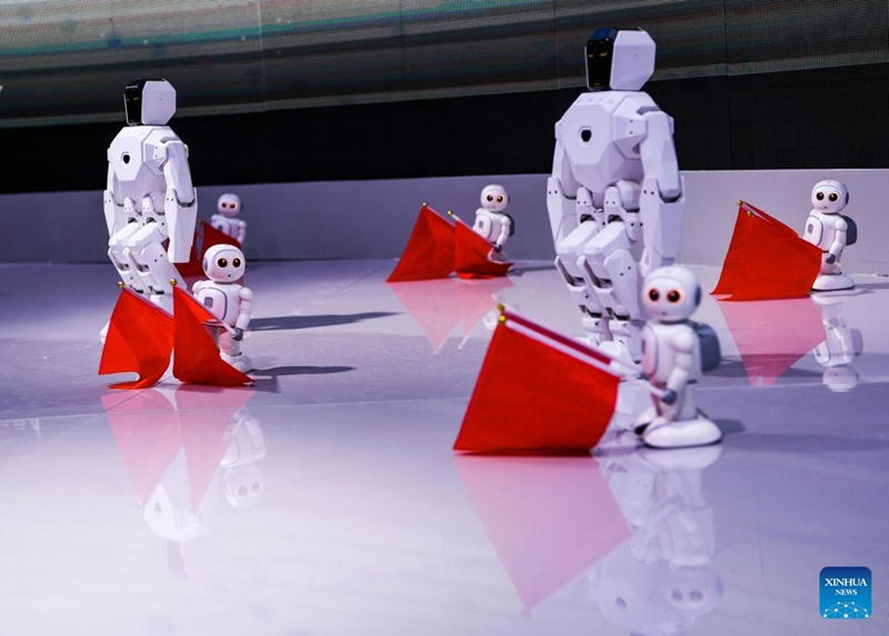 Roboti zikifanya onyesho kwenye Maonesho ya Teknolojia za Akili Bandia ya China 2022 huko Chongqing, Kusini Magharibi mwa China. (Picha/Xinhua)