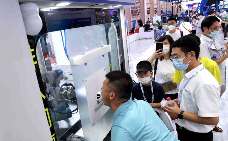 Roboti ikichukua sampuli kwa ajili ya kupima virusi vya korona kwenye Mkutano wa pili wa Roboti wa Dunia 2022 hapa Beijing, Agosti 18. (Picha ilipigwa na Chen Xiaogen/China Daily)