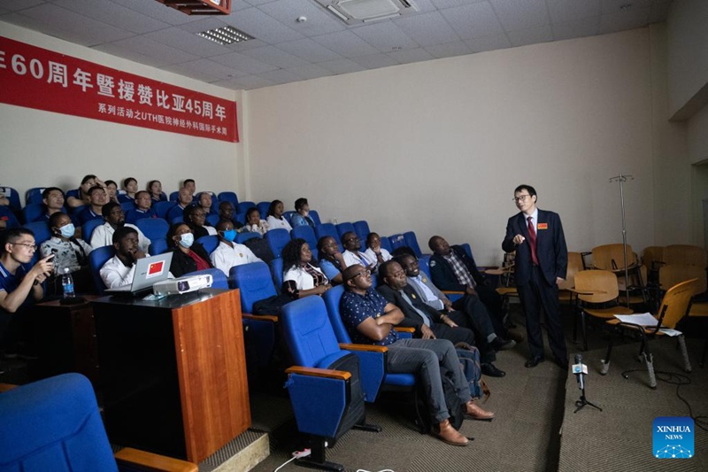 Timu ya madaktari wa China yatoa mafunzo kwa madaktari wa Zambia kuondoa uvimbe kwenye ubongo