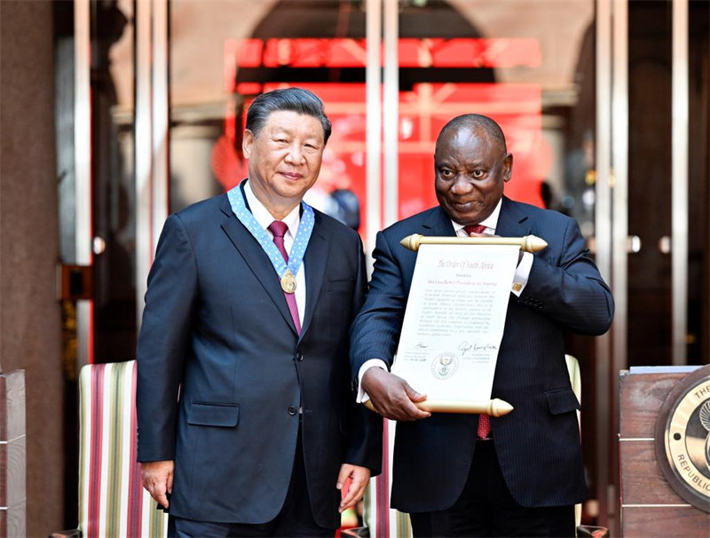 Rais Xi Jinping wa China akipokea Nishani ya Afrika Kusini, ambayo ni ya ngazi ya juu zaidi na ya heshima ya juu zaidi ya Afrika Kusini kutoa kwa rais muhimu na rafiki wa nchi, Rais wa Afrika Kusini Cyril Ramaphosa ametoa nishani hiyo kwa Rais Xi baada ya mazungumzo yao huko Pretoria, Afrika Kusini, Agosti 22. 2023. Xi, ambaye anafanya ziara ya kiserikali nchini Afrika Kusini, amefanya mazungumzo na Ramaphosa siku ya Jumanne. (Xinhua/Yin Bogu)