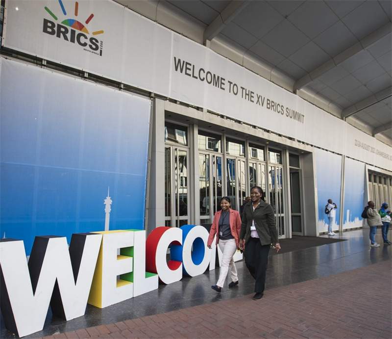 Watu wakitembea karibu na eneo la Mkutano wa 15 wa wakuu wa nchi za Brazil, Russia, India, China na Afrika Kusini (BRICS) huko Johannesburg, Afrika Kusini, Agosti 20, 2023. (Xinhua/Zhang Yudong)