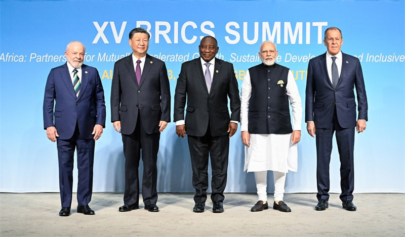 Rais Xi Jinping wa China, Rais Cyril Ramaphosa wa Afrika Kusini, Rais Luiz Inacio Lula da Silva wa Brazil, Waziri Mkuu wa India Narendra Modi na Waziri wa Mambo ya Nje wa Russia Sergei Lavrov wakiwa katika picha ya pamoja kwenye Mkutano wa 15 wa Wakuu wa nchi za Brazil, Russia, India, China na Afrika Kusini (BRICS) mjini Johannesburg, Afrika Kusini, Agosti 23. 2023. (Xinhua/Li Xueren)