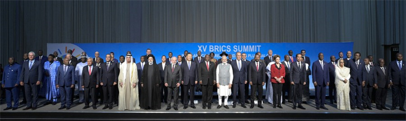 Rais Xi Jinping wa China akiwa katika picha ya pamoja na viongozi wengine waliohudhuria Mazungumzo ya nchi za BRICS na Afrika na BRICS Plus huko Johannesburg, Afrika Kusini, Agosti 24, 2023. (Xinhua/Li Xueren)