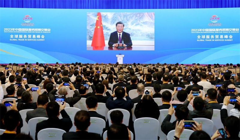 Rais Xi Jinping wa China akihutubia Mkutano wa Kilele wa Biashara ya Huduma ya Kimataifa wa Maonyesho ya Kimataifa ya Biashara ya Huduma ya China ya Mwaka 2023 (CIFTIS) kwa njia ya video mjini Beijing, China, Septemba 2, 2023. (Xinhua/Li Xueren)
