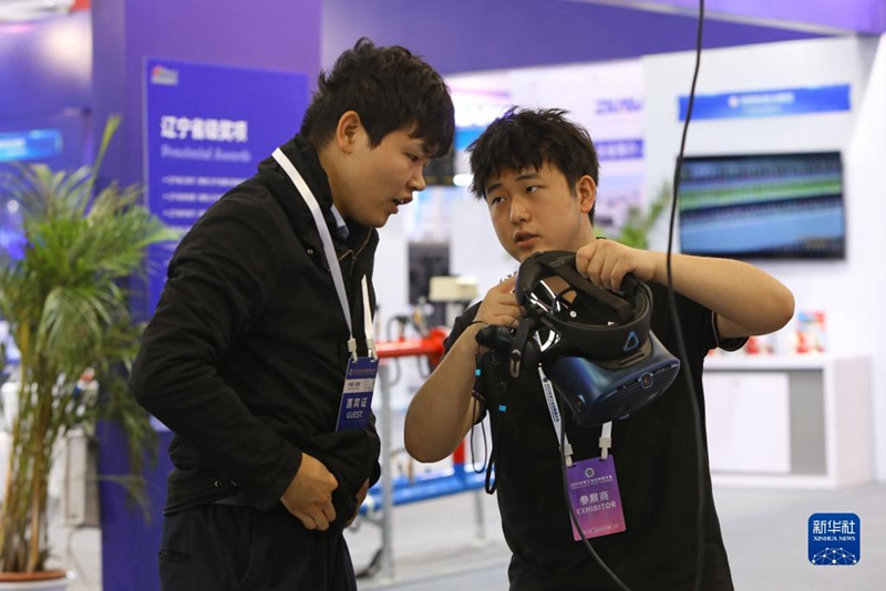 Washiriki wakipata uzoefu wa miwani ya uhalisia pepe (VR) ya viwandani katika Mkutano wa Kimataifa wa Viwanda vinavyotumia Intaneti Mwaka 2023, huko Shenyang, Mkoa wa Liaoning, China, Oktoba 18.