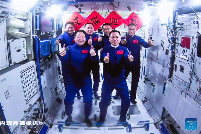 Wanaanga wa China wa Chombo cha Shenzhou-17 waingia kwenye kituo cha anga ya juu, kukamilisha makabidhiano ndani ya siku nne