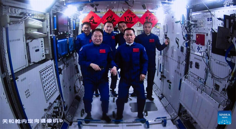 Wanaanga wa China wa Chombo cha Shenzhou-17 waingia kwenye kituo cha anga ya juu, kukamilisha makabidhiano ndani ya siku nne