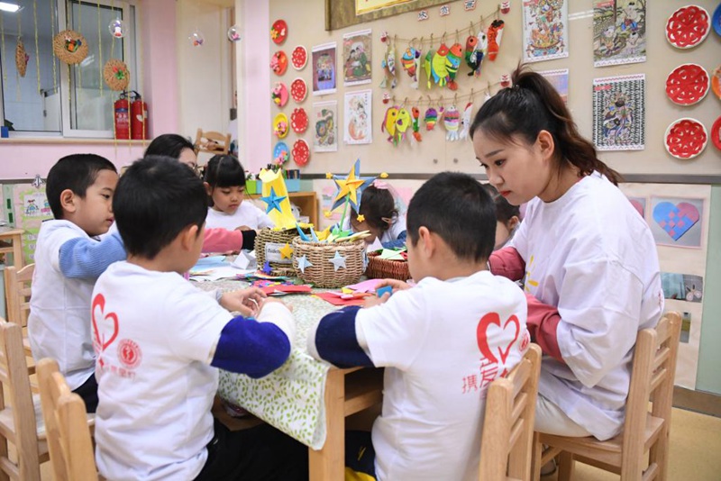 Siku ya Kimataifa ya Uelewa wa Usonji yaadhimishwa katika shule ya chekechea ya Beijing, China