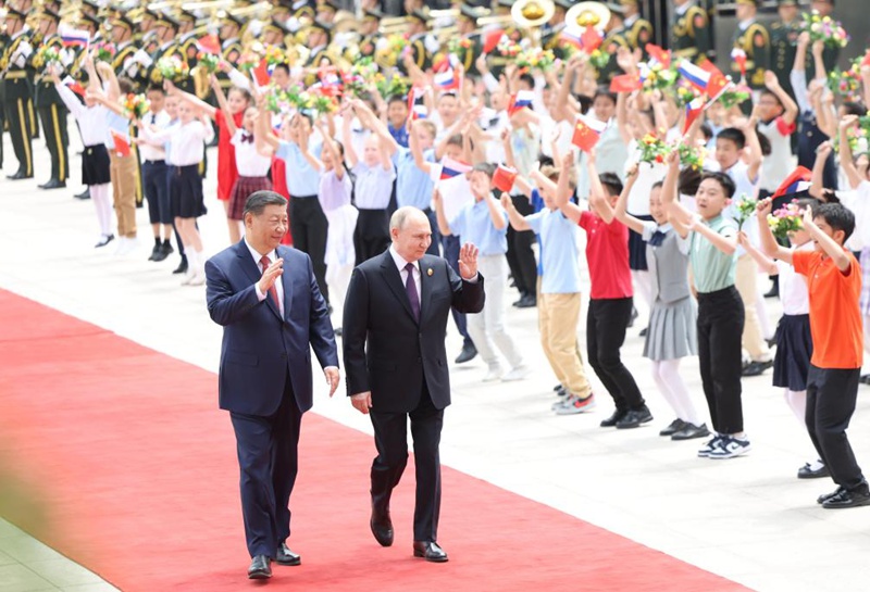 Rais Xi Jinping wa China akipeana mkono na Rais wa Russia Vladimir Putin kwenye uwanja ulio nje ya lango la mashariki la Jumba la Mikutano ya Umma  la Beijing, China, Mei 16, 2024. (Xinhua/Ju Peng)