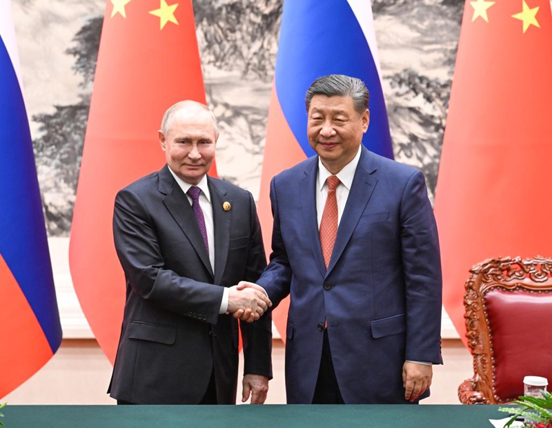 Rais Xi Jinping wa China akipeana mkono na Rais wa Russia Vladimir Putin mjini Beijing, China, Mei 16, 2024. (Xinhua/Rao Aimin)