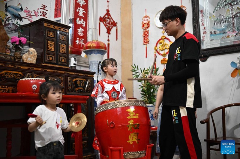 Msichana wa miaka 5 ashiriki ngoma ya jadi ya Yingge mkoani Guangdong, Kusini mwa China