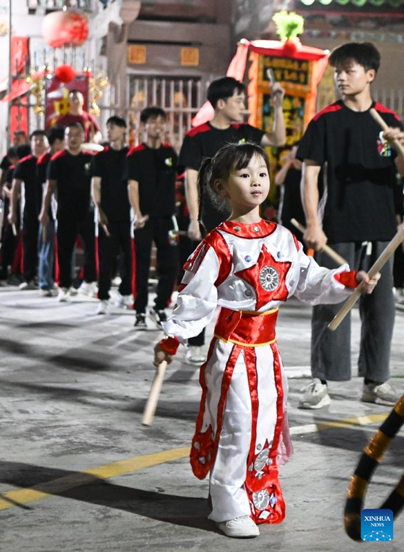 Msichana wa miaka 5 ashiriki ngoma ya jadi ya Yingge mkoani Guangdong, Kusini mwa China