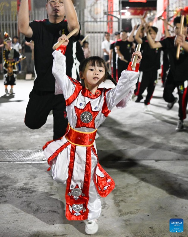 Msichana wa miaka 5 ashiriki ngoma ya jadi ya Yingge mkoani Guangdong, Kusini mwa China