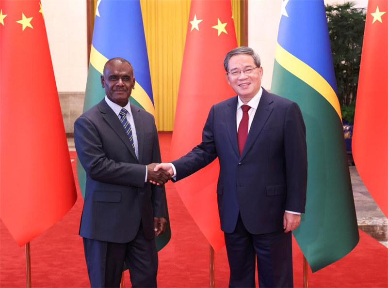 Waziri Mkuu wa China Li Qiang akifanya mazungumzo na Waziri Mkuu wa Visiwa vya Solomon Jeremiah Manele, ambaye yuko katika ziara ya kiserikali nchini China, kwenye Jumba Kuu la Mikutano ya Umma la Beijing, mjini Beijing, China, Julai 11, 2024. (Xinhua/Pang Xinglei)