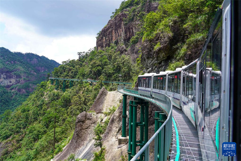 “Treni za miambani za masafa mafupi” zatoa uzoefu usio na kifani wa usafiri wa kitalii mashariki mwa China