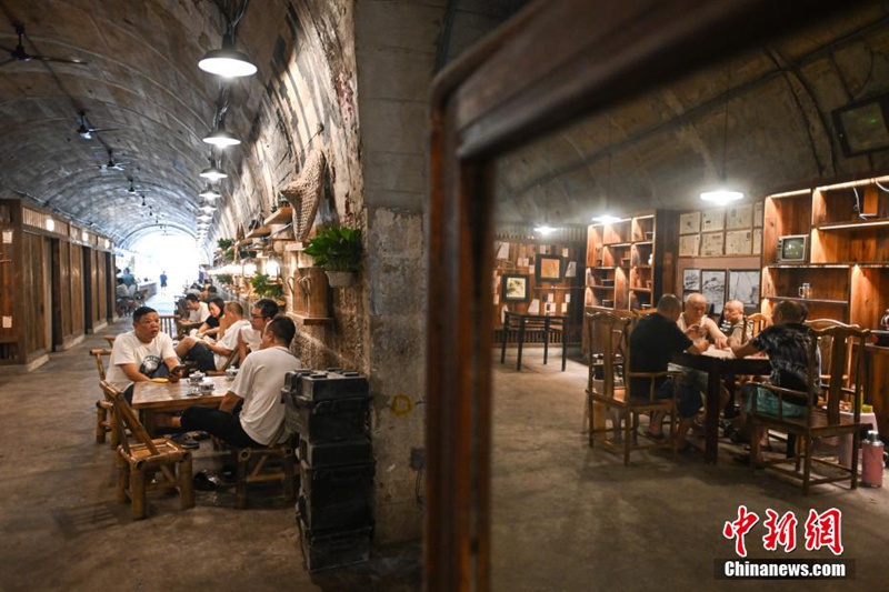 Wakazi wa Mji wa Chongqing, China wajipoza ndani ya hifadhi ya mashambulizi ya anga