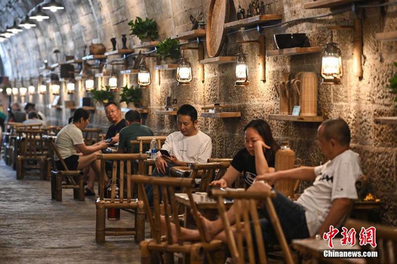 Wakazi wa Mji wa Chongqing, China wajipoza ndani ya hifadhi ya mashambulizi ya anga