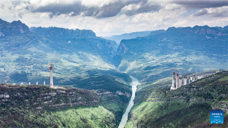 Daraja Kuu la Tianmen linalojengwa huko Guizhou nchini China