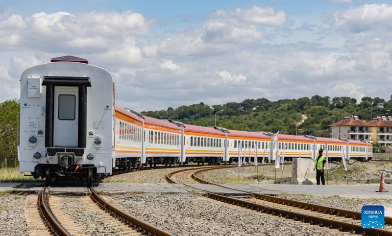 Mabehewa mapya ya abiria kutoka China yakifika Mombasa, mji wa bandari wa Kenya Julai 22, 2024.