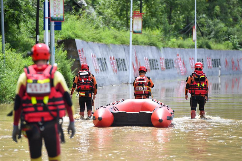 Wafanyakazi wa uokoaji wakifanya oparesheni ya uokoaji katika Mji wa Linjiang, Mkoa wa Jilin, Kaskazini Mashariki mwa China, Julai 29, 2024. (Xinhua/Zhang Nan)