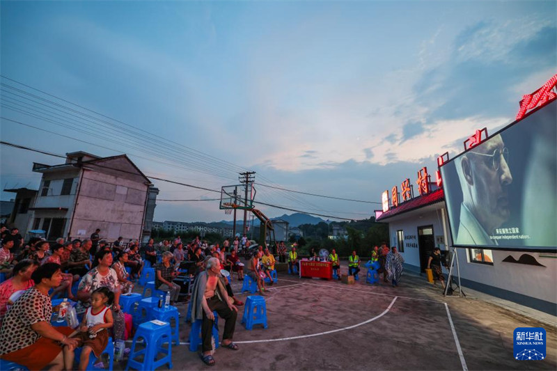 Kuleta Faida za Kitamaduni kwa Watu na kupelekea Opera maeneo ya vijijini Katika Mji Zhuji, Zhejiang, China
