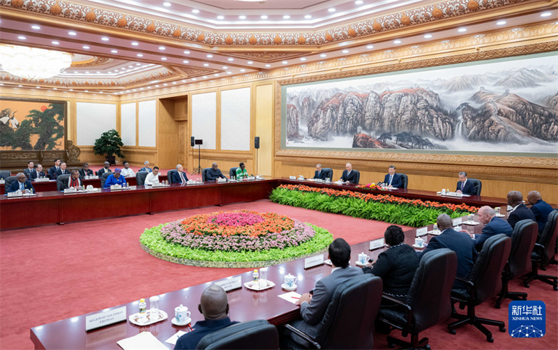 Rais Xi akutana na viongozi wa mabunge ya nchi mbalimbali walioshiriki kwenye shughuli za maadhimisho ya miaka 40 ya Bunge la Umma la China kujiunga na Shirikisho la Mabunge ya Nchi Mbalimbali IPU