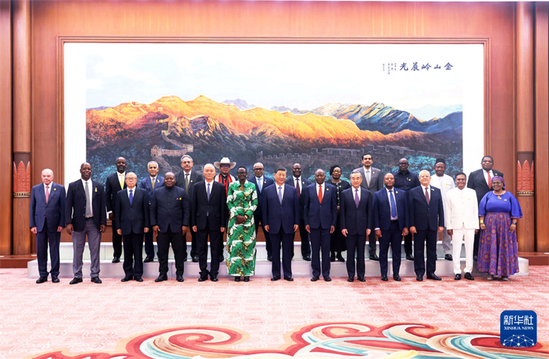 Rais Xi akutana na viongozi wa mabunge ya nchi mbalimbali walioshiriki kwenye shughuli za maadhimisho ya miaka 40 ya Bunge la Umma la China kujiunga na Shirikisho la Mabunge ya Nchi Mbalimbali IPU