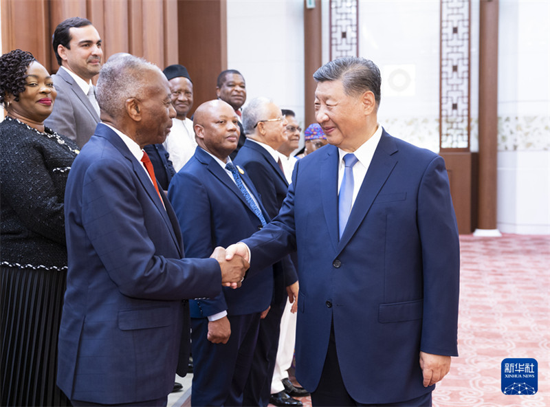 Rais Xi akutana na viongozi wa mabunge ya nchi mbalimbali walioshiriki kwenye shughuli za maadhimisho ya miaka 40 ya Bunge la Umma la China kujiunga na Shirikisho la Mabunge ya Nchi Mbalimbali IPU