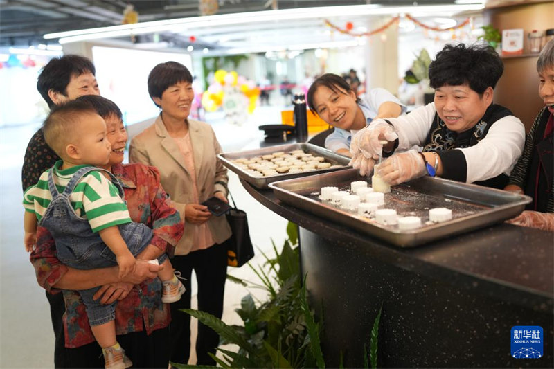 Watu Washerehekea Sikukuu ya Kijadi ya Chongyang pia Siku ya Wazee ya China Katika Jumuiya ya Makazi