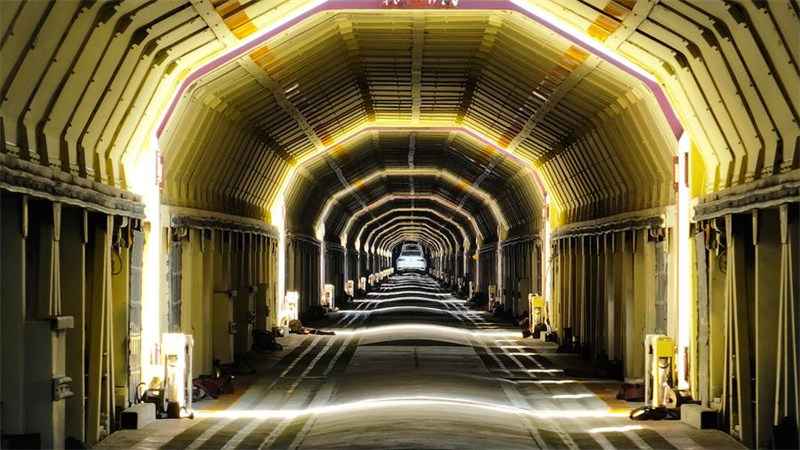 Gari linalotumia nishati mpya (NEV) likijongea kwenye njia ya kiotomatiki katika kituo cha usambazaji mjini Liuzhou, Mkoani Guangxi, Kusini mwa China, Oktoba 23, 2024. (Xinhua/Zhang Ailin)