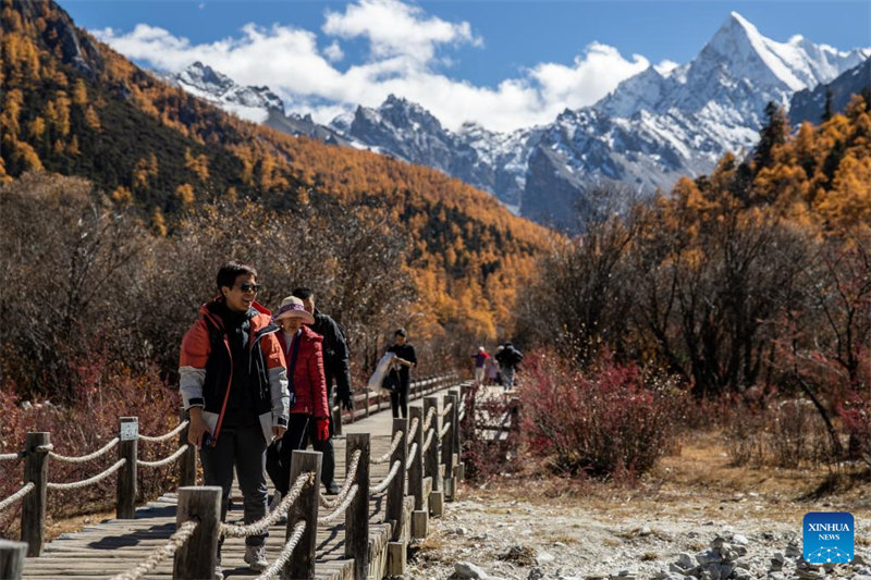 Eneo lenye mandhari nzuri la Yading lavutia watalii mkoani Sichuan nchini China