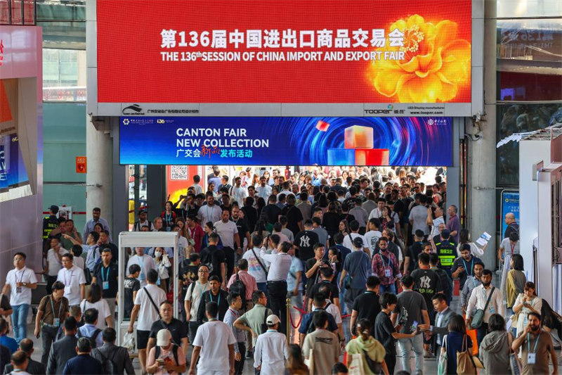 Wafanyabiashara wa nchini na wa kutoka nje wakitembelea kwenye Maonyesho ya 136 ya Uagizaji na Uuzaji Nje Bidhaa ya China ya Guangzhou (Picha iliyopigwa Oktoba 15).(Liu Dawei/Xinhua)