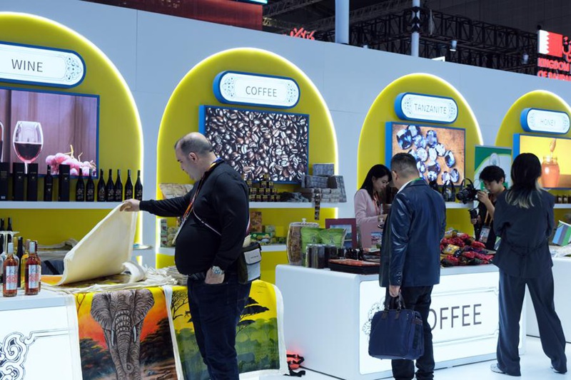 Watu wakitembelea Banda la Tanzania katika Maonesho ya saba ya kimataifa ya Uagizaji Bidhaa ya China (CIIE) huko Shanghai, Novemba 5, 2024. (Zhou Xinyi/Xinhua)