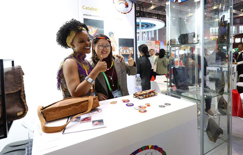 Watu wakipiga picha kwenye banda la Afrika Kusini kwenye Maonesho ya saba ya kimataifa ya uagizaji bidhaa ya China (CIIE) huko Shanghai, China Novemba 6, 2023. (Xinhua/Fang Zhe)