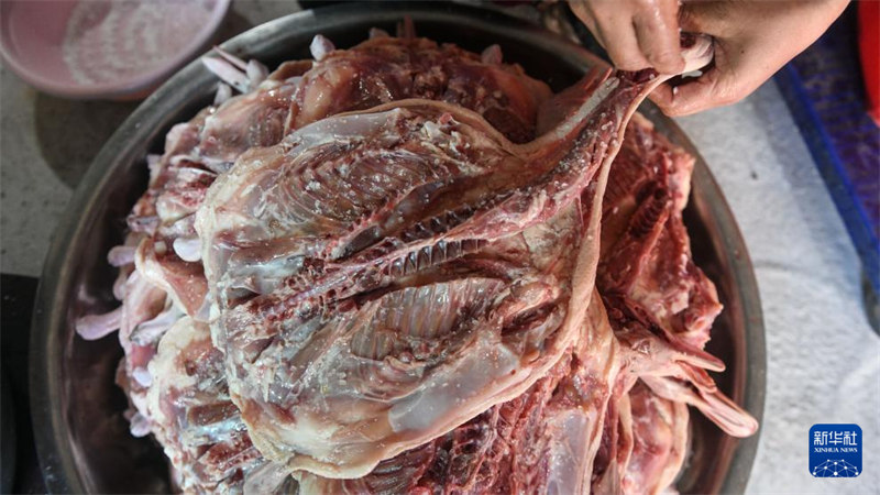 Nyama ya kukaushwa yatoa harufu nzuri mwanzoni mwa majira ya baridi huko Sanjiang, Guangxi