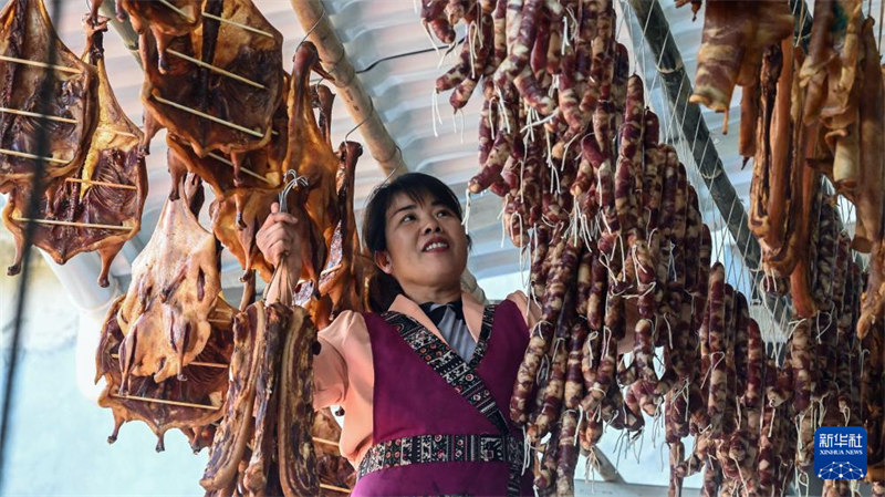 Nyama ya kukaushwa yatoa harufu nzuri mwanzoni mwa majira ya baridi huko Sanjiang, Guangxi