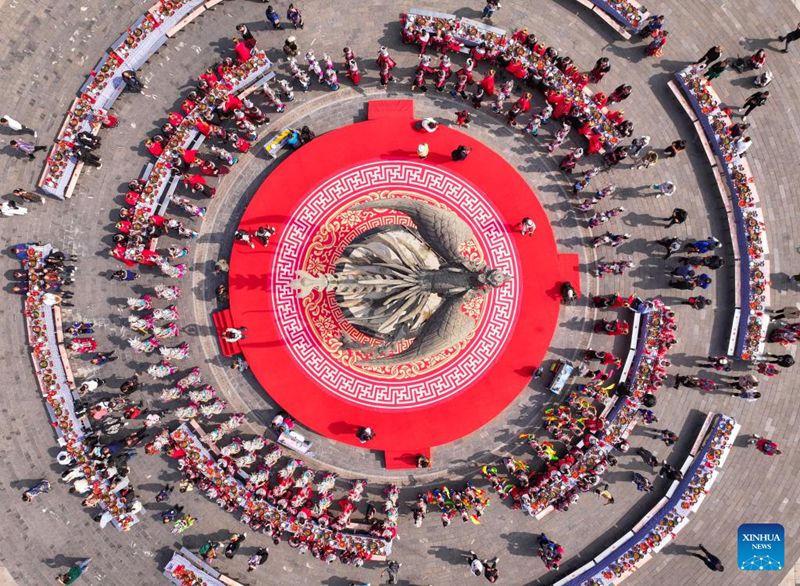 Sherehe ya harusi za wanandoa wapya wengi yafanyika katika mji wa kale wa Fenghuang mkoani Hunan, China