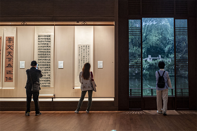 Maonyesho ya Hazina za Ngazi ya Kitaifa za Picha za Uchoraji na Sanaa za Maandiko ya Kichina yafanyika katika Jumba la Mashariki la Makumbusho la Shanghai, China