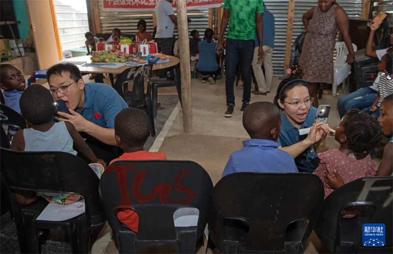 Siku ya Watoto Duniani: Kikosi cha madaktari wa China nchini Namibia chafanya upimaji wa afya kwa watoto wa eneo la makazi ya hali duni